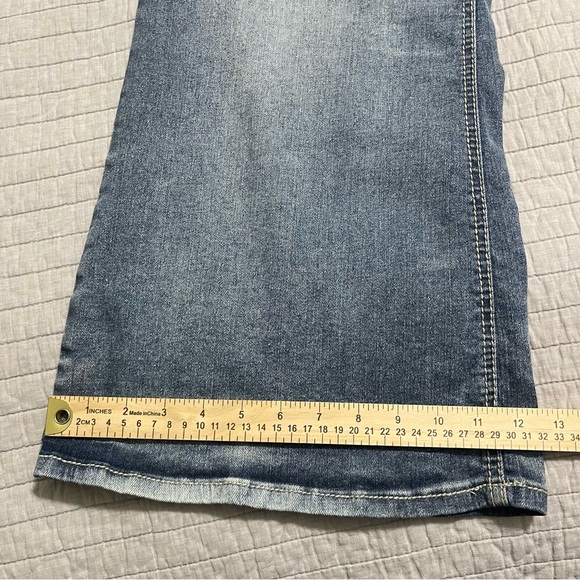 Lane Bryant Lightly Flared Stretch Medium Wash Jeans with Detail Pocket Size 28 - Picture 8 of 10